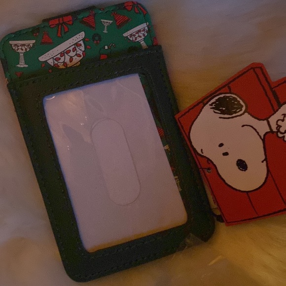 LOUNGEFLY SNOOPY WOODSTOCK LIGHT UP WREATH CROSSBODY BAG AND CARDHOLDER - Picture 5 of 6